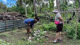 zwei Frauen im Garten der deutschen Botschaft Fidschi