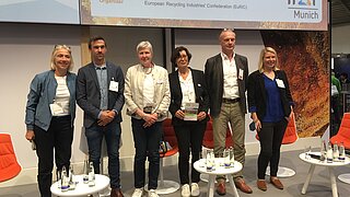 Vertreterinnen und Vertretern von Partnern der EXI beim Forum Abfall- und Sekundärrohstoffe der IFAT ( v. l. n. r. Nilgün Parker, BMUV; Stefan Kohlwes, DIHK Service GmbH; Karin Opphard, German RETech Partnership e. V.; Claudia Bunkenborg, Nehlsen AG; Markus Lücke, GIZ GmbH; Charlotte Dieter, BMUV)  