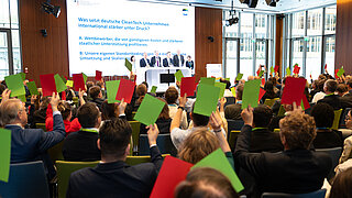 Publikum hält rote und grüne Karten hoch