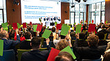 Publikum hält rote und grüne Karten hoch