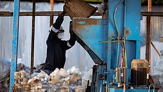 Bis zu 25 Tonnen Kunststoffabfälle werden  pro Monat für eine weitere Verarbeitung wiederaufbereitet. 