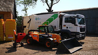 Müllwagen und kleiner Bagger