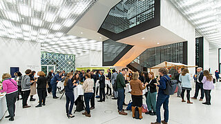 Get-together am ersten Abend im Foyer des Futurium.