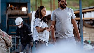 Die Co-Gründerin von Avni Ventures, Shilshila Acharya zusammen mit dem NIDISI-Mitarbeiter Ashok Poudel.