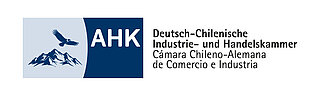 Logo mit einem illustrierten Berg und Vogel links, dann das Wort AHK und daneben auf Deutsch und Spanisch "Deutsch-Chilenische Industrie- und Handelskammer"