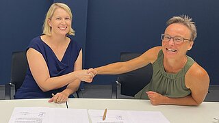 Julia Braune (Geschäftsführerin, German Water Partnership e.V.) und Sofie Geisel (Geschäftsführerin, DIHK Service GmbH) nach Unterzeichnung der Kooperationsvereinbarung (v.l.n.r.)