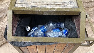 Mülleimer mit Plastikflaschen darin