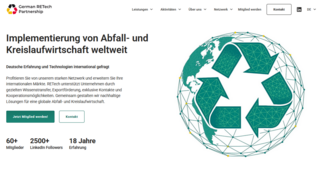 Webseite der German RETech Partnership mit dem Slogan „Implementierung von Abfall- und Kreislaufwirtschaft weltweit“. Links befindet sich Text zur internationalen Unterstützung durch RETech, darunter zwei Schaltflächen für Mitgliedschaft und Kontakt. Rechts ist eine stilisierte Weltkugel mit einem grossen Recycling-Symbol aus Pfeilen zu sehen, das von einem Netz aus Verbindungslinien umgeben ist.