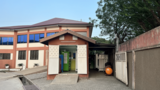 Haus mit geöffnetem Tor zu Anlagenraum