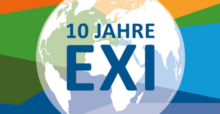 Schriftzug "10 Jahre EXI" auf weißer Weltkugel, dahinter bunter dynamischer Hintergrund