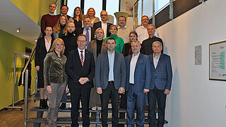 Die Gruppe der ukrainischen und deutschen Teilnehmenden steht auf einer Treppe und posiert für ein Gruppenfoto