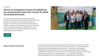 Webseite der German RETech Partnership mit einer Ankündigung zur Partnerschaft mit dem Bundesministerium für Umwelt für internationalen GreenTech-Transfer. Links ist ein Textblock über die Rolle von RETech im Technologie- und Wissenstransfer dargestellt. Rechts steht eine Gruppe von neun Personen vor Roll-ups mit RETech-Logos auf einem Messestand, lächelnd in die Kamera.