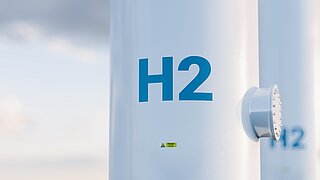 Wasserstofftanks, im Hintergrund blauer Himmel