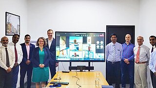 Unternehmensvertreterinnen und -vertreter aus Colombo besuchten das Büro der AHK Sri Lanka, weitere Vertreterinnen und Vertreter aus anderen Teilen der Insel wurden online zugeschaltet. 