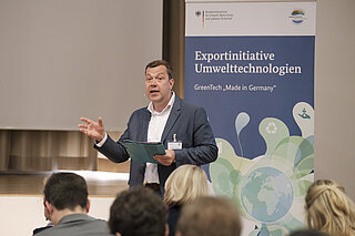 Moderator Stefan Friedrichs 