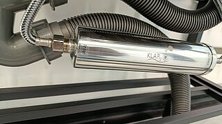 silbernes Filtermodul an Rohre angeschlossen