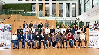 Gruppenfoto der rund 20 Teilnehmendem des Abschlusssymposiums