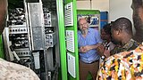 Personen stehen um Anlage und tauschen sich aus